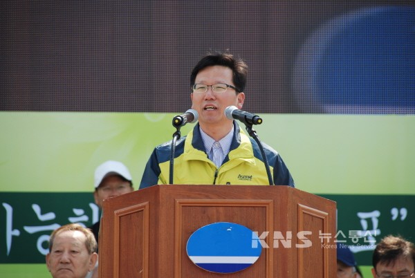 유영록 김포시장이 '제13회 김포시민의 날' 기념 체육대회에서 인사말을 하고 있다.(사진제공=김포시청)