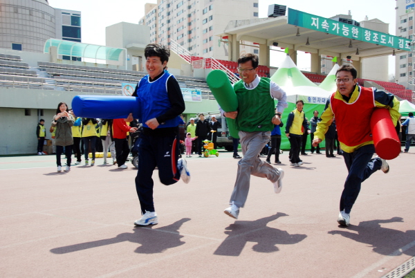 유영록 김포시장과 시민들이 함께 달리기를 하고 있다.(사진제공=김포시청)