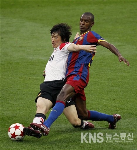 28(현지시각) 영국 웸블리에서 열린 2010-2011 UEFA 챔스결승전에서 1-3 패배한 맨체스터 유나이티드의 박지성이 왼쪽 측면 윙어로 출전,바르셀로나의 에릭 아비달을 상대로 공을 차단하고 있다(출처=AP통신)