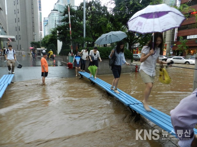 [KNS뉴스통신=박준표 기자] 남부터미널 앞 폭우로 도로가 침수됐다.