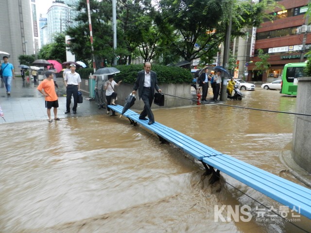 [KNS뉴스통신=박준표 기자] 남부터미널 앞 폭우로 도로가 침수됐다.