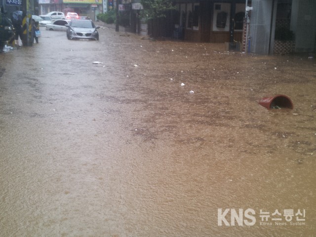 27일 서울 도심에 내린 폭우로 곳곳이 침수됐다.