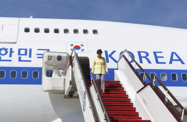 박근혜 대통령이 미얀마 네피도 국제공항에 도착, 전용기에서 내리고 있다. <사진출처=청와대 홈페이지>