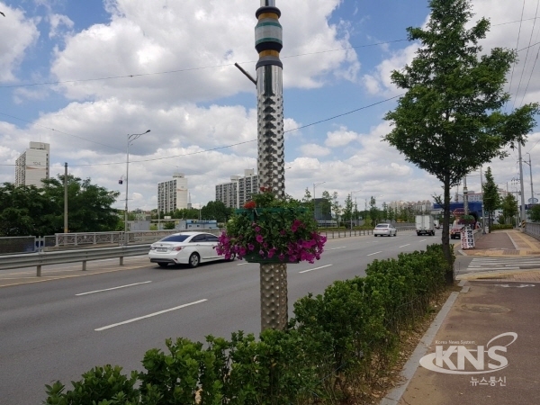 오산시가 국도1호선 구간에 설치한 가로등걸이 원형 화분 모습.