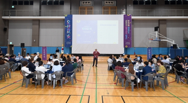 13일 오산 스포츠센터 다목적체육관에서 열린 시민 100인의 라운드 테이블에서 곽상욱 시장이 인사말을 하고 있다.