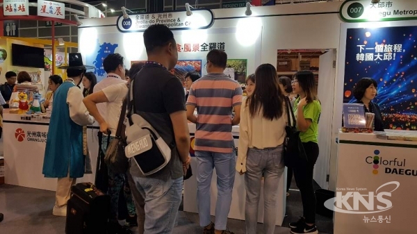 전북도는 홍콩 관광객에게 전북의 가을 단풍 관광상품을 홍보하기 위해 홍콩에서 열리는 국제관광박람회에 참여해 4일간(6.13~16) 홍콩 현지 여행사 대상 상담회와 일반인 참관객 대상 홍보를 집중 실시했다.
