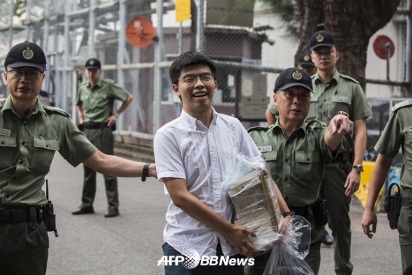 홍콩 열매 꼭지 교정 시설에서 석방 된 민주파 학생 운동가, 웡지풍 (조슈아 원) 씨 (중앙 2019 년 6 월 17 일 촬영)ⓒAFPBBNews
