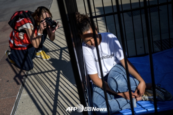 유엔 제네바 사무소 앞에서 열린 미국 멕시코 국경에서 이민 가족을 갈라 놓는 정책에 대한 항의의 모습 (2019 년 6 월 17 일 촬영).ⓒAFPBBNews