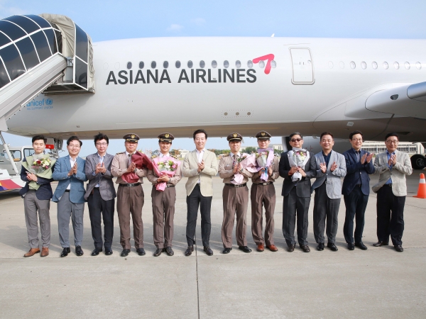 아시아나항공이 6월 19일(수) 오후 인천국제공항에서 한창수 사장(왼쪽 여섯번째)을 비롯한 임직원들이 참석한 가운데 안전과 번영을 기념하는 A350 9호기 도입식 행사를 실시했다. (사진출처 = 아시아나 항공)
