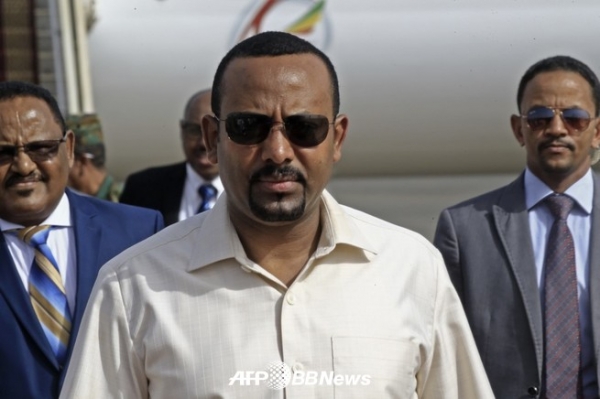 에티오피아 아비 아메드 총리 (가운데). 수단의 수도 하르툼 공항에서 (2019 년 6 월 7 일 촬영, 자료 사진).ⓒAFPBBNews