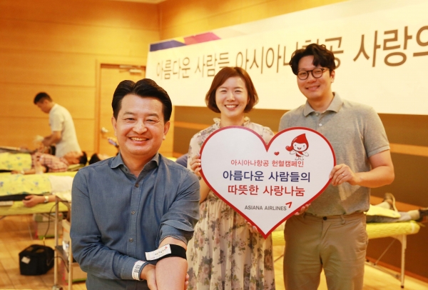25일(화) 강서구 아시아나항공 본사에서 진행된 헌혈 캠페인에 동참한 아시아나항공 안병석 경영관리본부장(왼쪽 두번째)과 직원들이 이 헌혈에 동참하고 있다.. (사진출처 = 아시아나항공)