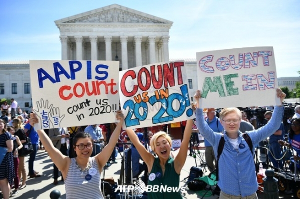 미국 수도 워싱턴의 연방 대법원 앞에서 2020 년 인구 조사 질문 항목의 변경에 항의하는 사람들 (2019 년 4 월 23 일 촬영, 자료 사진)ⓒAFPBBNews
