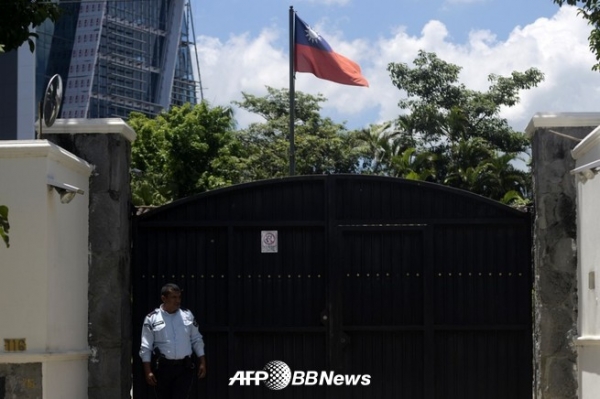 엘살바도르의 수도 산 살바도르에서 폐쇄 된 대만 대사관 앞에 선 경비원 (2018 년 8 월 21 일 촬영, 자료 사진).ⓒAFPBBNews