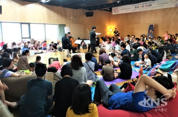 지난 6월 29일 수원시 광교푸른숲도서관에서 책을 읽는 휴식소리 콘서트가 진행됐다.