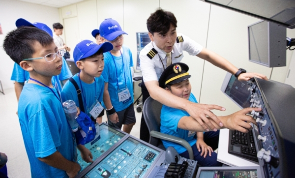 대한항공 청소년 항공교실에 참가한 초등학생들이 교관으로부터 조종 교육을 받고 있는 모습 (사진출처 = 대한항공)