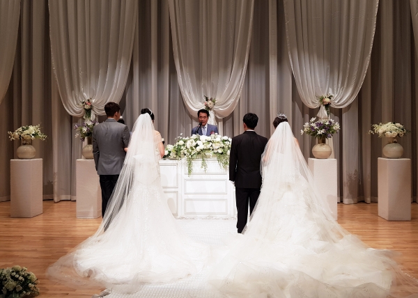 다문화 가정을 위한 합동결혼식에서 김철 대한적십자사 울산지사 회장이 주례를 하고 있다. [사진=동서발전]