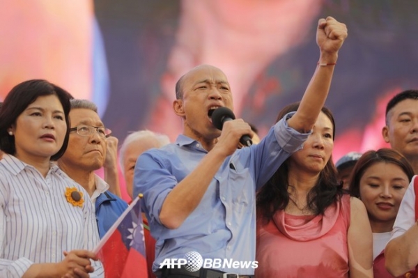 020 년 총통 선거를 목표로 최대 야당 인 국민당 (KMT) 경선에서 지지자를 향해 언변을 발휘하는 한궈위씨. 대만 타이페이에서 (2019 년 6 월 1 일 촬영).ⓒAFPBBNews