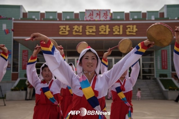 북한 평양 사동 구역에 설치된 지방 선거의 투표소 앞에서 춤을 선보이는 댄서 (2019 년 7 월 21 일 촬영).ⓒAFPBBNews