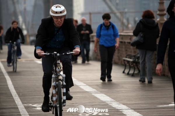 미국 뉴욕의 브루클린 다리를 자전거로 건널 통근자ⓒSPENCER PLATT / GETTY IMAGES NORTH AMERICA / AFP/ AFPBBNews