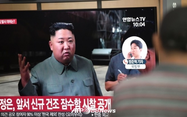 한국의 수도 서울의 기차역에 설치된 TV에서 북한 김정은 노동당 위원장의 자료 영상을 보는 남자 (2019 년 7 월 25 일 촬영)ⓒAFPBBNews