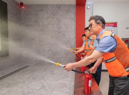 한국남부발전 신정식 사장과 직원들이 화재대응 교육 수강 후 직접 소화기 사용 모의 훈련을 하고 있다. [사진=남부발전]