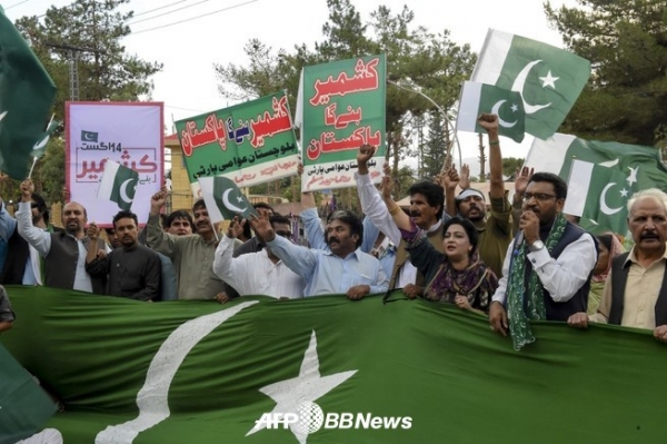 파키스탄 퀘타에서 인도에 항의하는 시위에서 카슈미르 주민들을 지지하러 모인 사람들 (2019 년 8 월 11 일 촬영).ⓒAFPBBNews