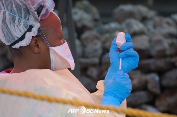 콩고 민주 공화국 동부 고마에서 에볼라 백신을 준비하는 간호사 (2019 년 8 월 7 일 촬영, 자료 사진).ⓒAFPBBNews