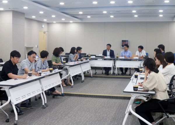 한국동서발전 사회공헌 간담회 참석자들이 의견을 공유하고 있는 모습. [사진=동서발전]