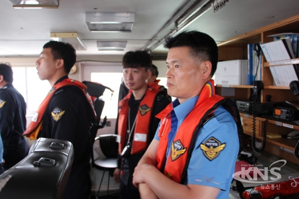 서정원 군산해양경찰서장이 여름철 해양사고 예방을 위해 사고 취약해역 점검 하고 있다.