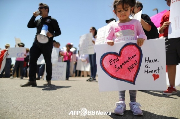 미국 텍사스 클린트 국경 관리 시설 앞에서 항의 활동을하는 사람들 (2019 년 6 월 27 일 촬영, 자료 사진).ⓒMARIO TAMA / GETTY IMAGES NORTH AMERICA / AFP / AFPBBNews