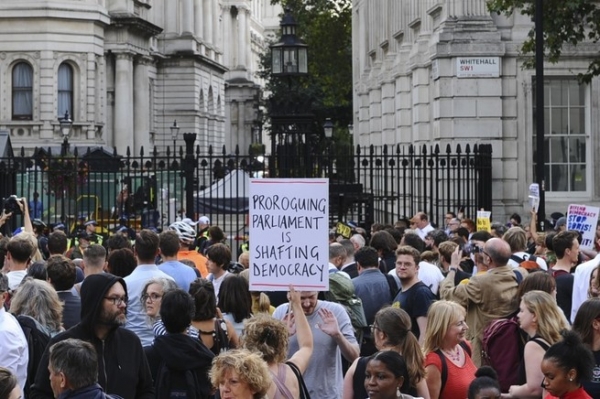반 브렉시트 시위대는 2019년 8월 28일 영국 런던 다우닝가 외곽에서 시위를 벌이며 플래카드를 들고 있다. ⓒAFPBBNews