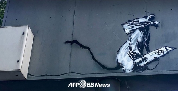 프랑스 파리의 현대 미술관 '퐁피두 센터'주차 안내판 뒷면에 그려져 있던 영국 복면 스트리트 아티스트 뱅크시의 '분신'인 쥐 그림. 퐁피두 센터 제공 (촬영 날짜 불명, 2019 년 9 월 4 일 공개). ⓒAFP PHOTO / POMPIDOU CENTRE / AFPBBNews