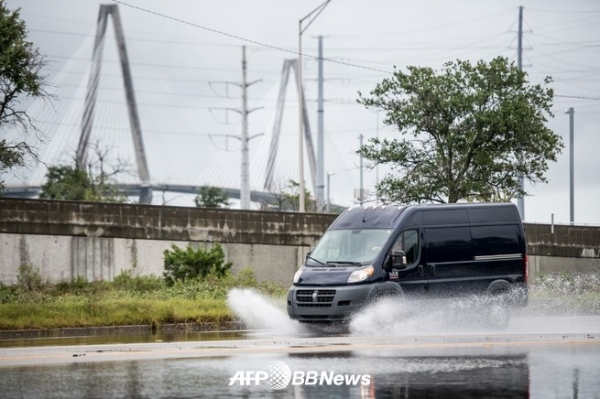 밴 한 대가 사우스캐롤라이나 찰스턴에서 2019년 9월 4일 만조 이후 도로에서 물을 가르며 운전하고 있다.ⓒSEAN RAYFORD / GETTY IMAGES NORTH AMERICA / AFP / AFPBBNews