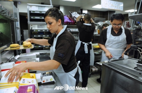 2009년 8월 20일 촬영된 이 파일 사진에서 직원들은 미국 패스트푸드 체인점 맥도날드 보그레넬 레스토랑에 있는 파리 15구역에서 햄버거를 준비하고 있다.(자료사진, 본문과 관계없음)ⓒBERTRAND GUAY / AFP / AFPBBNews