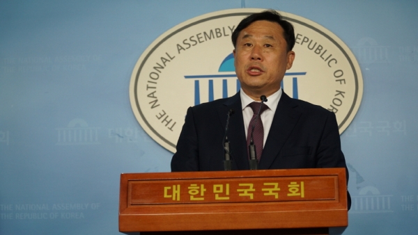 국회 정론관에서 기자회견을 진행하고 있는 김종훈 의원