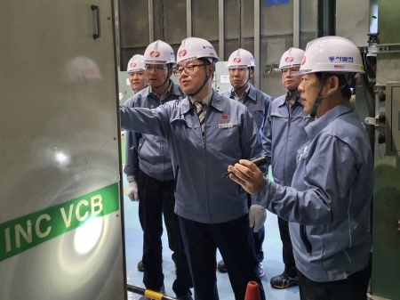 박일준 한국동서발전 사장(앞줄 왼쪽)과 경영진이 일산화력본부 발전 설비를 점검하고 있다. [사진=동서발전]