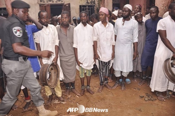 나이지리아 북부의 카두나 리가사 지역에서 고문을 당하던 한 이슬람 신학교에서 경찰에 의해 구조된 후, 남자 학생 300명 중 일부가 2019년 9월 26일에 사진에서 찍혀 있다. ⓒAFPBBNews
