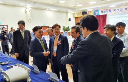 박일준 한국동서발전 사장(왼쪽에서 세번째)이 국산화 개발 회사 관계자로부터 설명을 듣고 있다. [사진=동서발전]