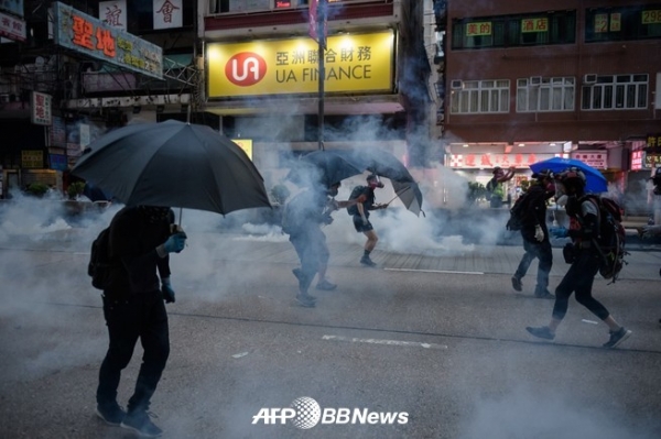 시위대가 2019년 10월 20일 홍콩 구룡지구 나단로를 따라 민주화 행진을 하던 중 경찰이 쏜 최루탄에 대응하고 있다.ⓒAFPBBNews