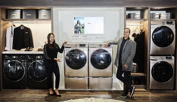 지난 2월 미국 라스베이거스에서 열린 북미 최대 주방·욕실 전시회 KBIS2019에서 삼성전자 모델이 건조기와 세탁기를 소개하고 있다. [사진=삼성전자]