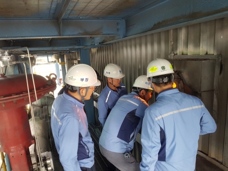 한국중부발전 기술전문원과 전북집단에너지 관계자들이 보일러 연소 상태를 점검하고, 기념촬영을 하고 있다. [사진=중부발전]