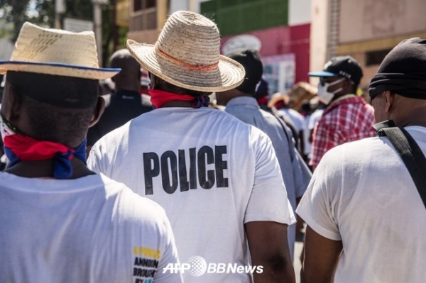 아이티의 수도 포르토 프랭스에서 임금 인상 요구 시위에 참가하는 경찰과 그 지지자 (2019 년 10 월 27 일 촬영)ⓒAFPBBNews