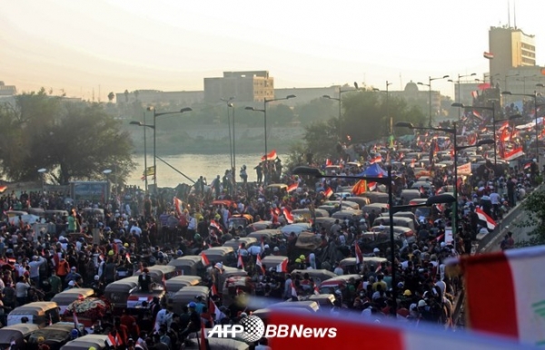 이라크 바그다드의 중추부 그린 존과 타흐리르 광장을 연결하는 다리를 가득 메운 시위대 (2019 년 10 월 30 일 촬영). ⓒAFPBBNews