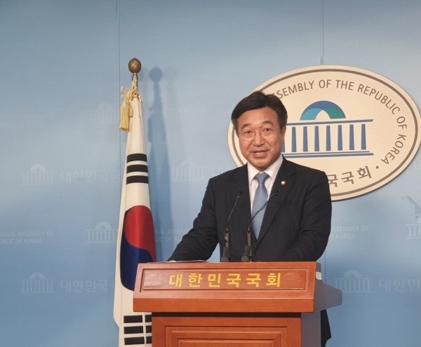 더불어민주당 윤호중 사무총장이 국회 정론관에서 총선기획단 명단을 발표하고있다.