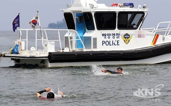 군산해경 파출소 근무 경찰관들이 익수자 구조 훈련을 하고 있다.