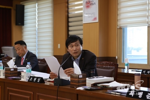 조현일 의원이 지난 8일 안동교육지원청에서 실시된 행정사무감사에서 질의를 펼치고 있다. [사진=안승환 기자]