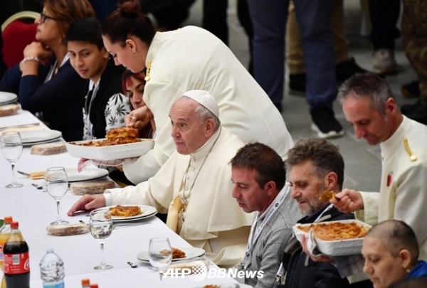 바티칸의 교황 바오로 6세 홀에서 빈민들과 점심을 먹는 프란시스코 교황 (2019 년 11 월 17 일 촬영)ⓒAFPBBNews
