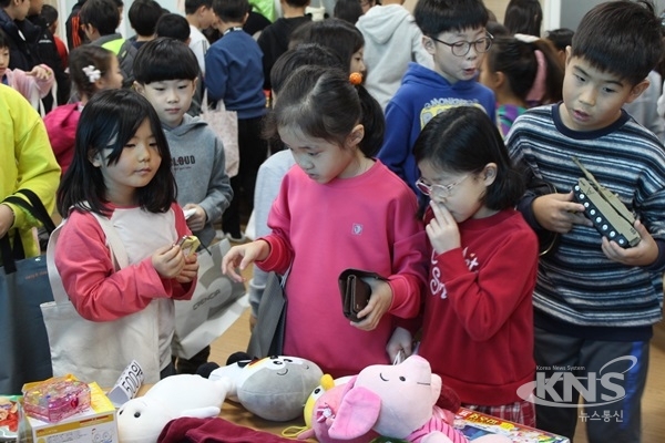 충주시 금가초등학교는 지난 19일 금가 비즈마켓을 개최해, 어려운 이웃에게 기부로 의미 있는 행사를 가졌다. [사진=충주교육지원청]