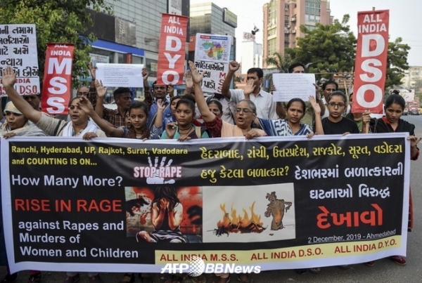 인도 하이데라바드에서 27 세의 여성 수의사가 집단 강간 당하고 살해 된 사건으로, 동시에서 열린 항의 시위에 참가한 학생 단체의 멤버들 (2019 년 12 월 2 일 촬영).ⓒAFPBBNews