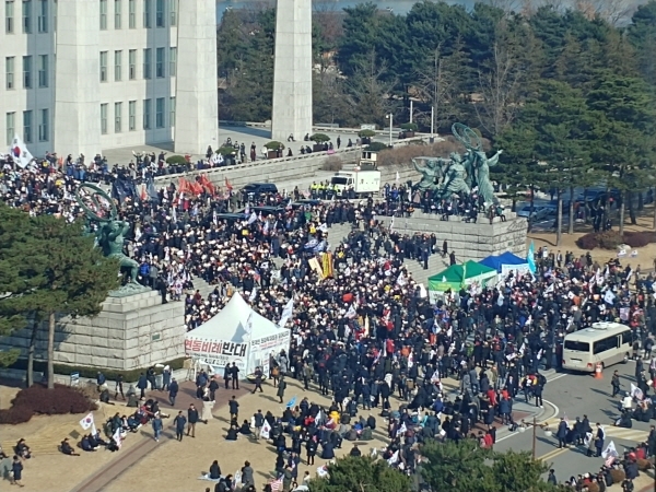 16일 국회 본청앞에 한국당 심재철 원내대표와 지지자들이 '공수처법과 선거법 날치기 저지 규탄대회'를 하고 있다.
